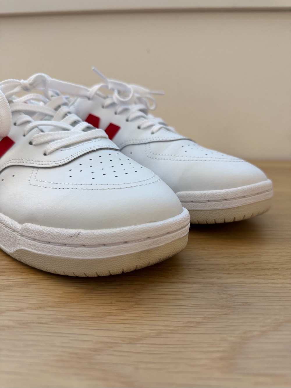 New Balance Men’s White Sneakers with Red 'N' Logo - Size US 11 - Picture 4 of 8